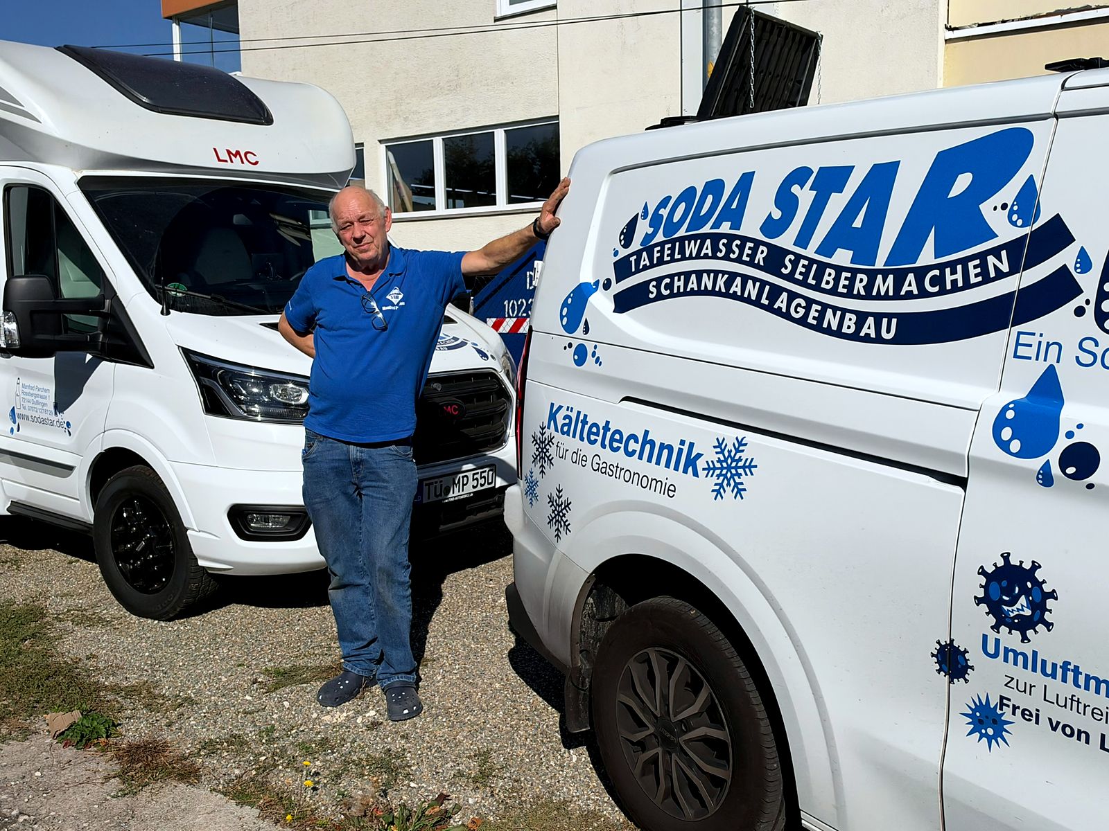 Manfred Parchem vor den SODA STAR Fahrzeugen in Dußlingen